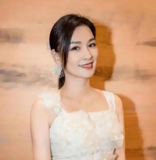 50岁的高龄,女明星被怀疑怀孕,难道张庭即将迎来她的第三胎
