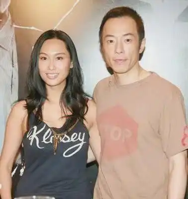 紫霞仙子朱茵一家逛街被偶遇,12岁女儿太抢镜,被指太像爸
