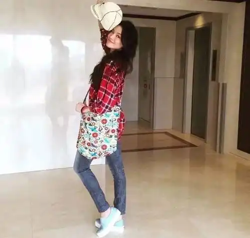 她是一年不买新衣服的女艺人,也是舒淇心甘情愿给她做模特手艺人,43岁的女星徐静蕾,活成了自己喜欢的模样
