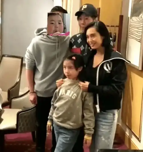 朱茵与女儿丈夫同框,昔日紫霞仙子已是凡人,幸福婚姻惹人羡
