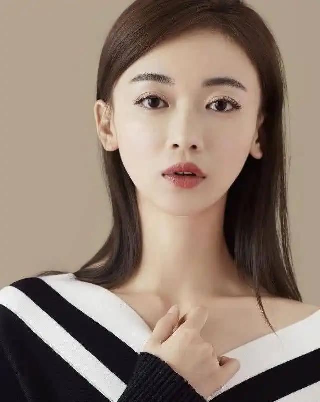 白色针织开衫黑色波点半身裙
