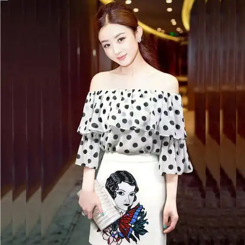 赵丽颖换风格了,一身黑色波点西装帅气干练,配渔网头饰优雅大方
