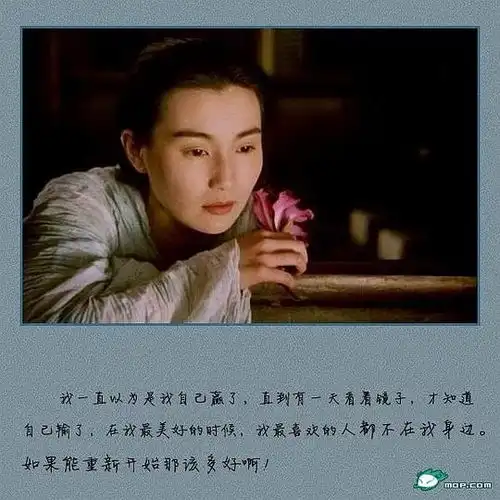 黑白画映的相册电影片段
