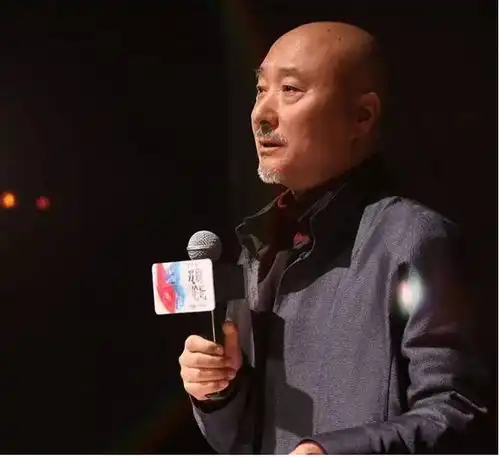 60岁春晚常客老艺术家被键盘侠破口大骂前辈的回复令人折服
