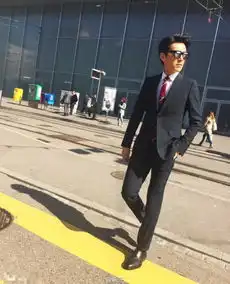 老干部变身霸道总裁靳东西装帅一脸
