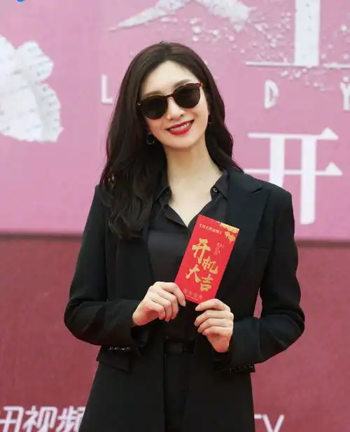 江疏影复古港风穿搭真迷人黑色西服套装配烈焰红唇,温柔且霸道
