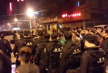 穿着蔬菜外衣的橡胶运输车高速公路上演烧烤大餐

