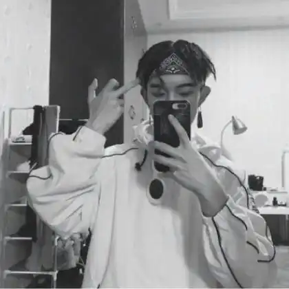 头像男伤感孤独,不想继续做颓废的男人了
