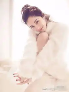 杨幂拍开年刊与小猫咪一起冬天治愈系,温柔妩媚谁更可爱
