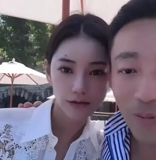 汪小菲二婚妻子真实颜值曝光,素颜撞脸s妈,被调侃找了个丈母娘
