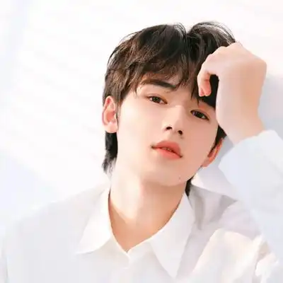 2023最新干净清爽男生头像

