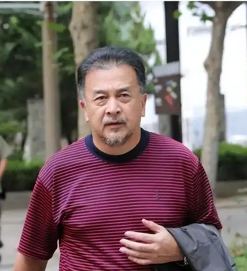 上午撤职下午就被带走,曾经八一电影厂长黄宏,如今过的怎么样
