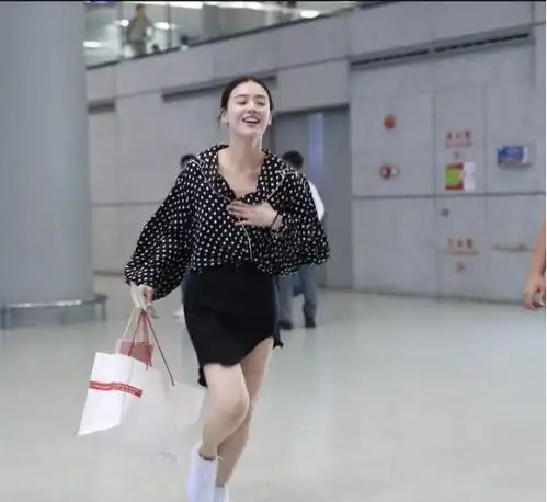 马思纯和张哲轩约会被偶遇,两人同游音乐节,无视外界唱衰秀甜蜜
