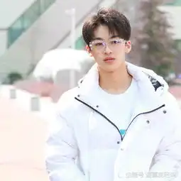 有种眼镜造型叫何洛洛,奶狗变小狼狗,网友好刚一男的
