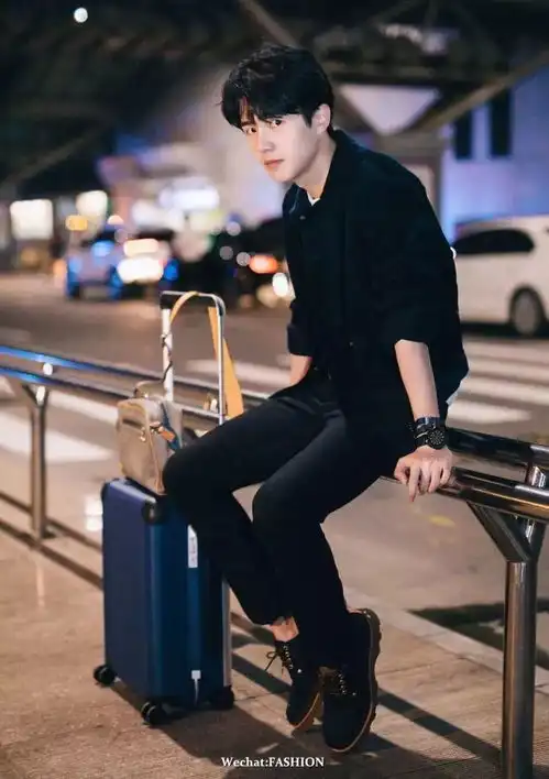 秀场直击井柏然刘昊然穿着白t恤看秀快叫男友copy
