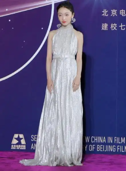 北电校庆大咖齐聚杨幂姚晨上演姐妹情,杨紫西装纱裙美出女团范
