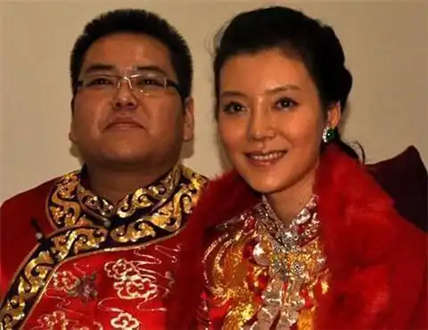 与丑夫离婚,车晓再次高攀富豪男友,长相惹争议,网友有钱真好
