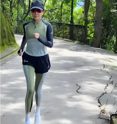 58岁刘嘉玲户外晨跑,穿紧身裤不遮臀部,网友没一点老人样
