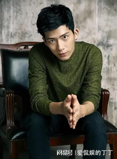 井柏然甜蜜夸赞刘雯素颜,狂撒狗粮网友刘雯素颜也美炸
