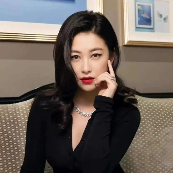 朱珠自曝两年半瘦50斤,诠释辣妈新风采,网友魅力十足
