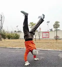 体操爹爹每天倒立行走体格健硕让年轻人惭愧
