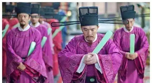 宋朝官员上朝时的帽子为什么有两个长耳朵,这个有什么作用忒有料
