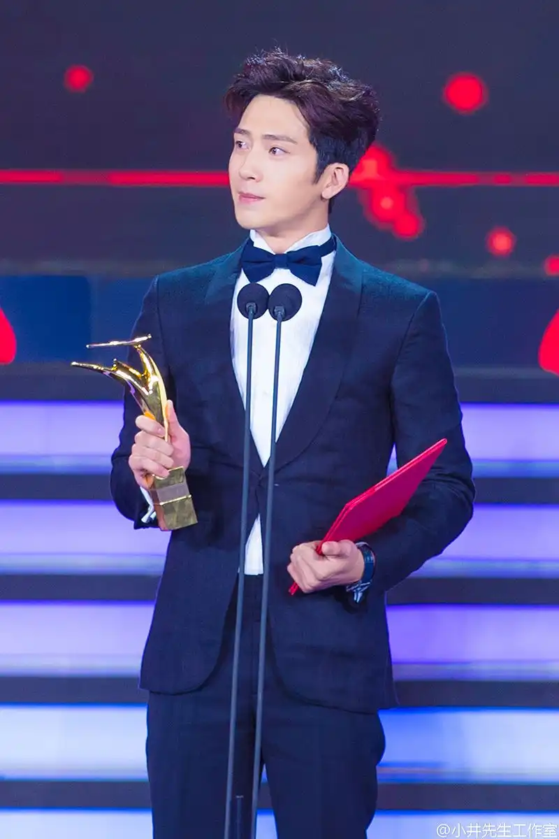 长春电影节黄晓明白百何摘帝后范冰冰粉嫩压轴
