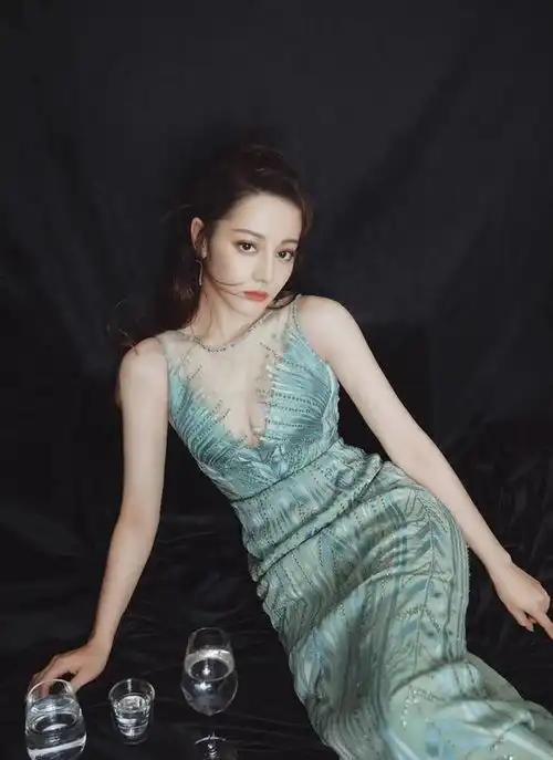 迪丽热巴又持美行凶,继美人鱼珍珠少女之后,冰雪小仙女更绝
