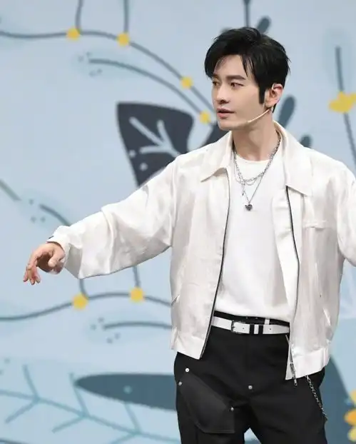 黄晓明baby带娃就医baby全程抱娃,黄晓明未尽男人职责
