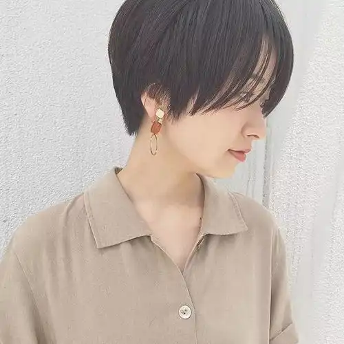 短发女生怎么穿都好看,头发越短越时髦
