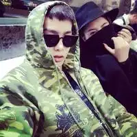 暗色系列男生qq个性头像我愿意永远微笑着当你们的配角
