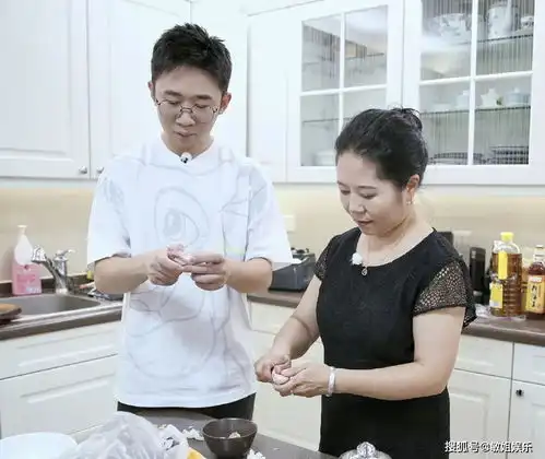 妈圈顶流迪妈和她的儿子杨迪录真人秀让全家都更亲近了
