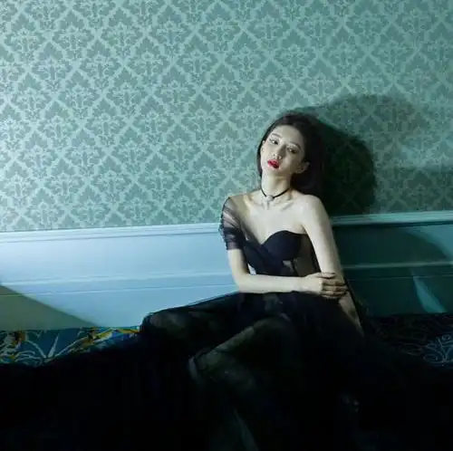 江疏影时尚大片曝光,穿落肩袖高开叉红长裙,风情万种女神范十足
