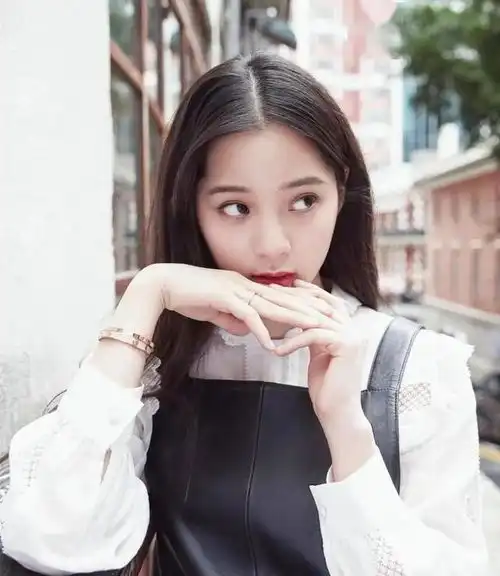 欧阳娜娜空降李佳琦直播间,妆容被评显老,临走要联系方式惹争议
