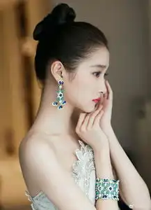 关晓彤告诉你可以穿错衣服,但不能画错眉毛
