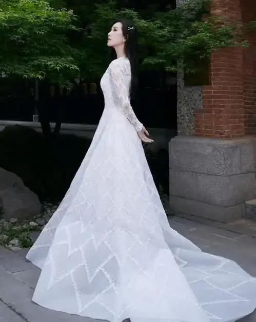 林志玲不愧是直男女神,穿钉珠连衣裙端庄优雅,高级感无敌了
