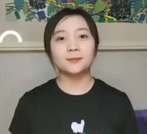 林妙可颜值逆袭了淡妆出镜分享高考小技巧,但21岁发际线堪忧
