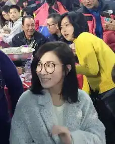 佘诗曼回老家被围观,真人素颜白到发光
