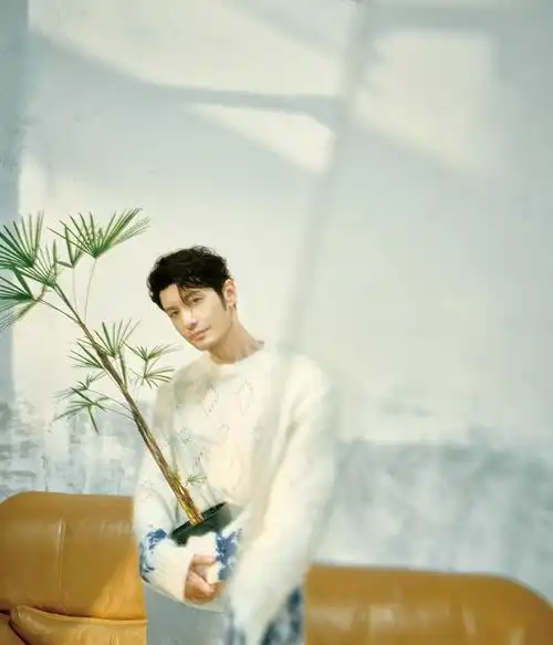 黄晓明雅痞造型太时髦穿卫衣留长发扎丸子头,气质超级像吴秀波
