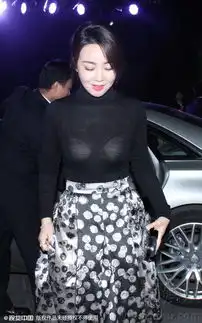 闫妮透视装秀性感众助理搀扶见镜头微笑回应8114967
