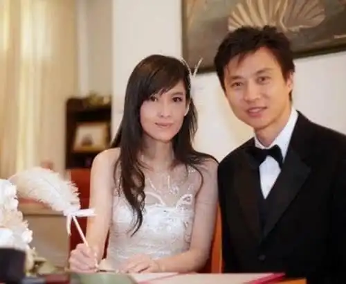 周慧敏呼吁别出门老公倪震却与短发美女逛街,港媒指两人俨如情侣
