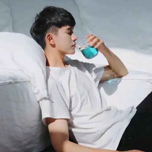 男友吃醋了的4表现,第3个最为明显,女人别装傻
