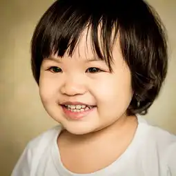 嗨童年穿背带裤的小女孩
