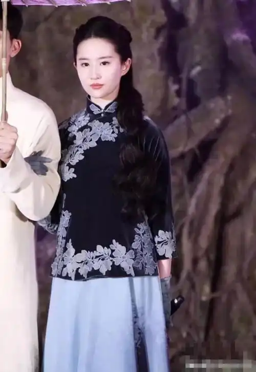 刘亦菲新剧杀青,颜值依旧很高只是造型太老气
