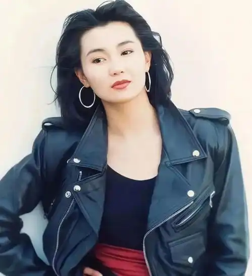 张曼玉真不给年轻人留退路,眼凹眉秃老成奶奶辈,但穿得太显年轻
