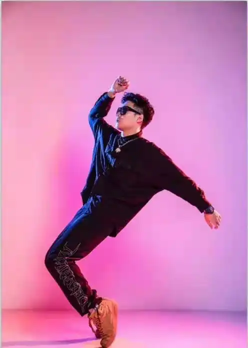 流量时代哭能上热搜换头像也能上热搜
