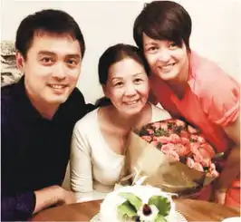 梁咏琪为母亲庆生代表女儿送蛋糕
