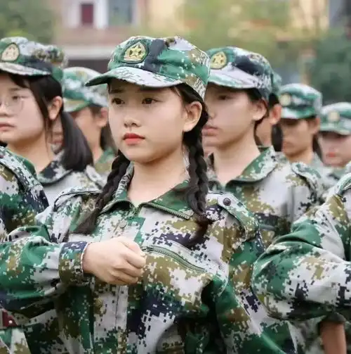 穿越时空的军训颜值大pk还是我这一届的好看
