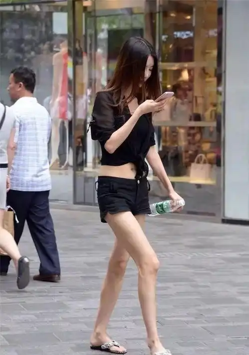 美女街拍白皙小蛮腰大白腿热裤美女,露肚脐很性感
