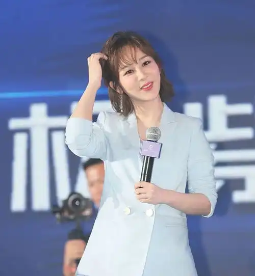 衣品又掉线杨紫穿西装套装变五五分,网友还想帮她熨裤子
